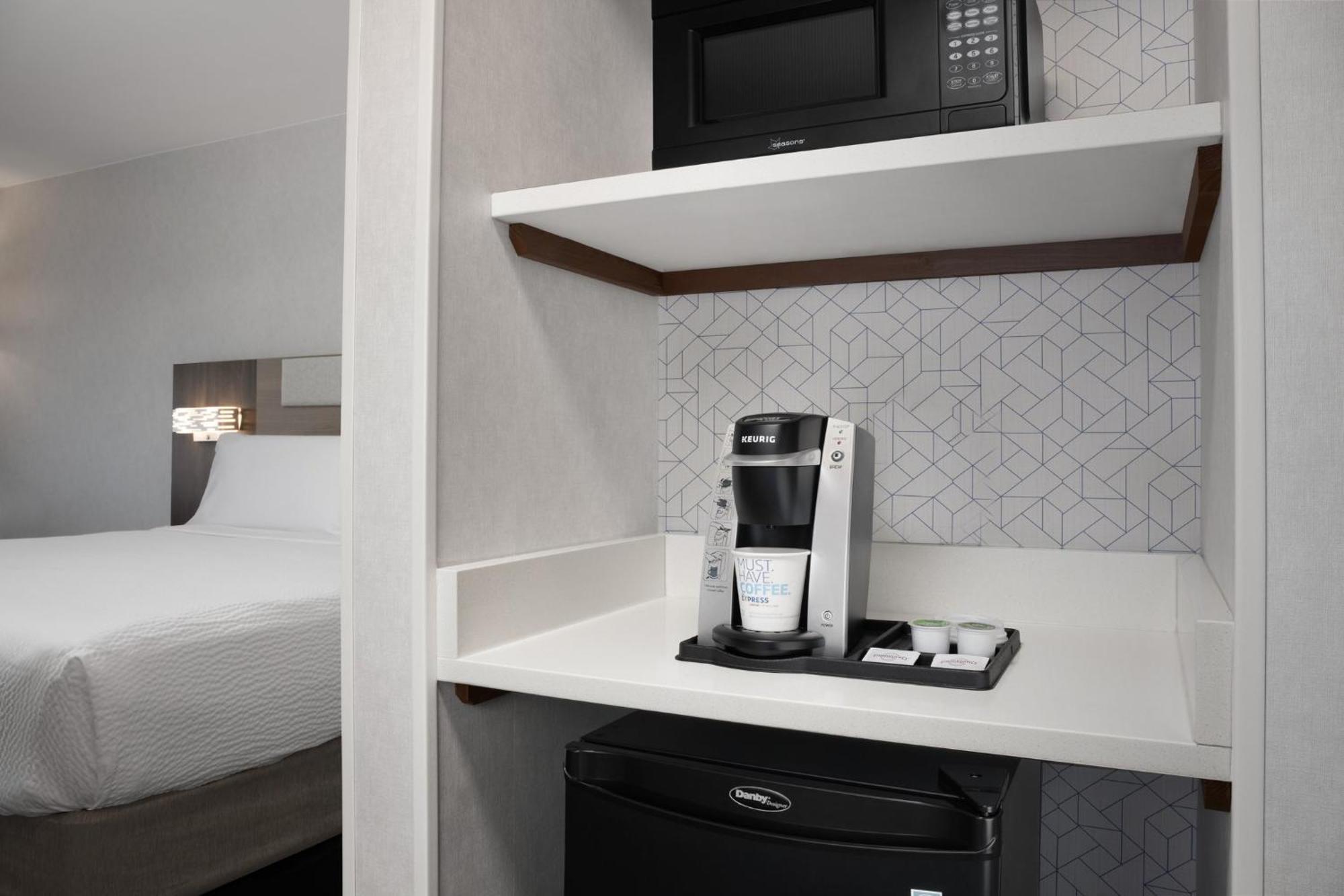 Holiday Inn Express & Suites Alexandria - Fort Belvoir By Ihg Exterior photo